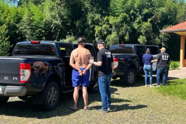 imagem colorida pessoas em frente a carros - metrópoles