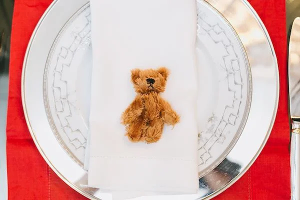 Como decorar sua mesa de Natal com ursinhos e referências europeias