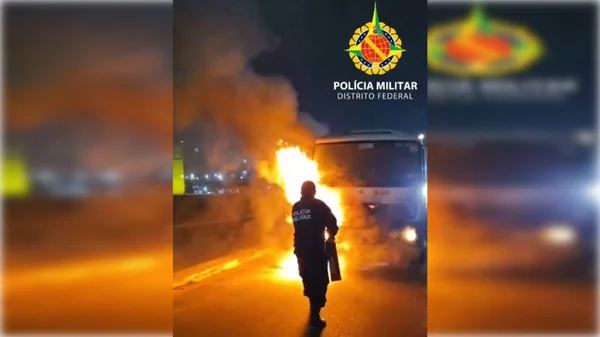 Policial apagando incêndio - Metrópoles