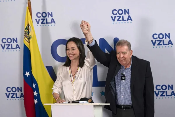 imagem colorida dos opositores de nicolás maduro, maría corina machado e edmundo gonzález