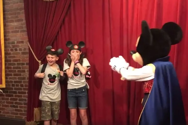 Crianças ouvem de Mickey que serão adotadas e comovem a web