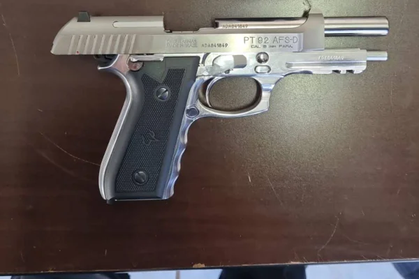 Pistola apreendida em operação da Polícia Civil de Goiás contra fraudes à licitações em Goiatuba - Metrópoles