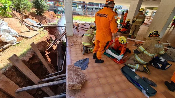 Operários são soterrados em obra na Octogonal