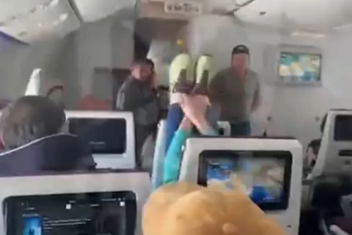 Atitude de mulher causa confusão e revolta durante voo Atitude de mulher causa confusão e revolta durante voo