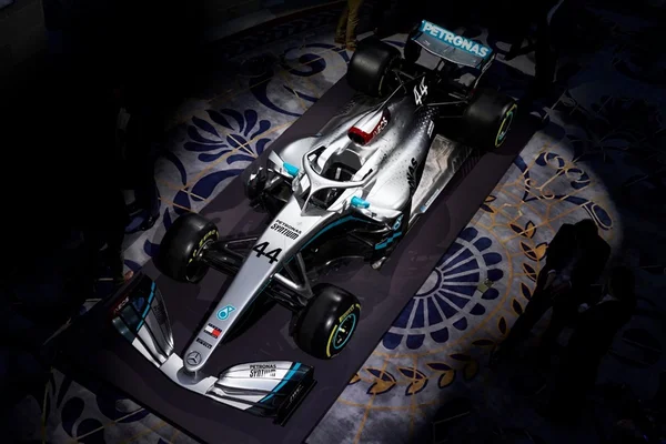 Mercedes revela novo carro e assegura permanência na Fórmula 1