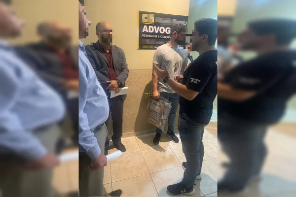 Sem OAB, falso advogado especialista em INSS tem arquivos apreendidos