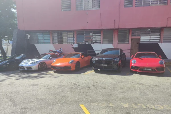 Imagem colorida mostra Carros de luxo apreendidos na operação Umbra Pecuniae - Metrópoles