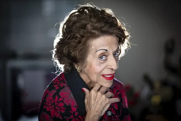 Foto colorida de Leny Andrade com a mão no queixo - Metrópoles