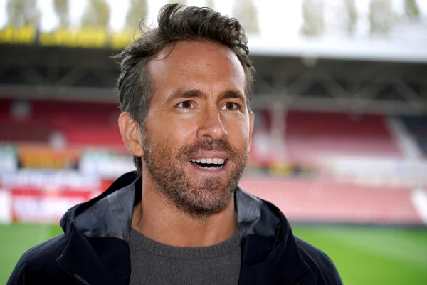Foto colorida do ator Ryan Reynolds, dono do Wreham e do La Equidad - Metrópoles