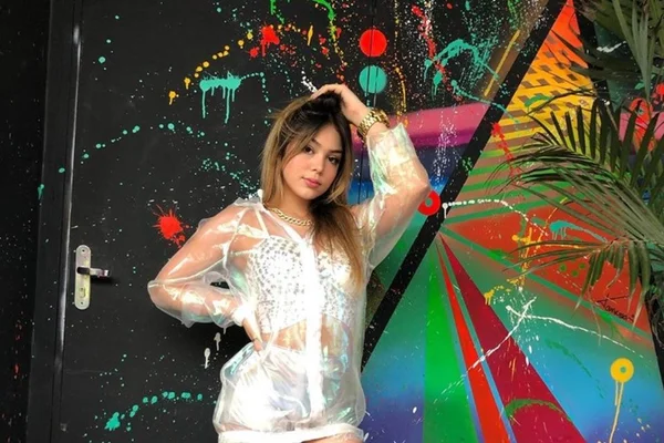 MC Melody usa roupa sensual e volta a ser criticada na web