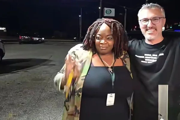 homem e mulher abraçados
