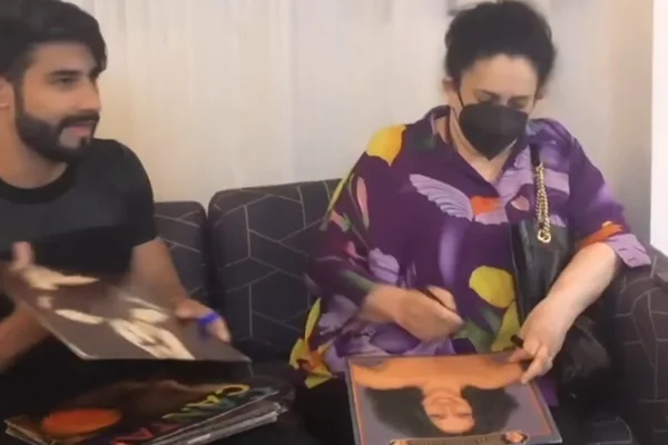 Imagem colorida de Gal Costa e um fã
