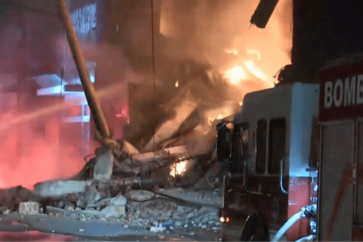 As chamas começaram por volta das 18h e se espalharam rapidamente pelo local, que fica em uma área com estabelecimentos comerciais e centros de distribuição As chamas começaram por volta das 18h e se espalharam rapidamente pelo local, que fica em uma área com estabelecimentos comerciais e centros de distribuição