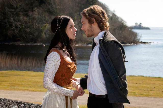 <b>Reign:</b> baseada na rainha Mary Stuart, que governou a Escócia no século 16, a série navega pela vida política e amorosa da monarca e também explora outros personagens da corte. Assista na <a href="https://www.netflix.com/br/title/70283260">Netflix</a> <b>Reign:</b> baseada na rainha Mary Stuart, que governou a Escócia no século 16, a série navega pela vida política e amorosa da monarca e também explora outros personagens da corte. Assista na <a href="https://www.netflix.com/br/title/70283260">Netflix</a>