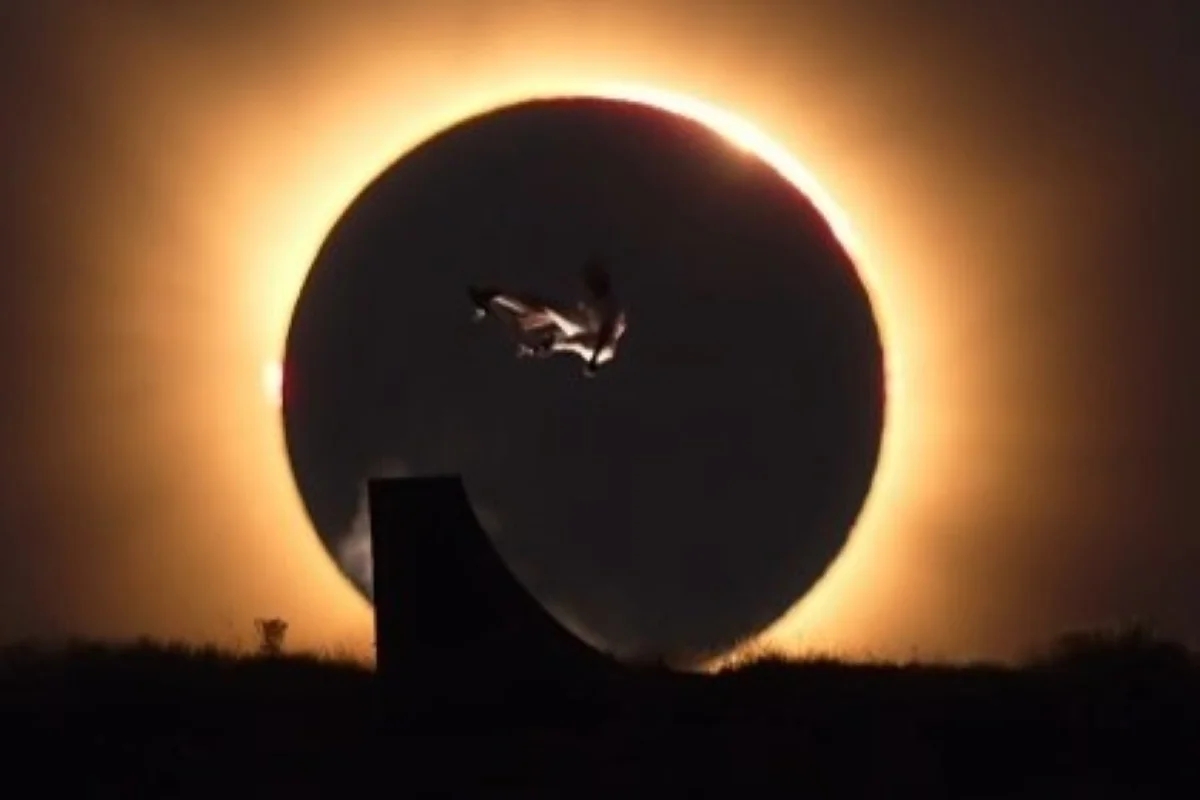 Skatista olímpico salta durante eclipse solar e imagem impressiona