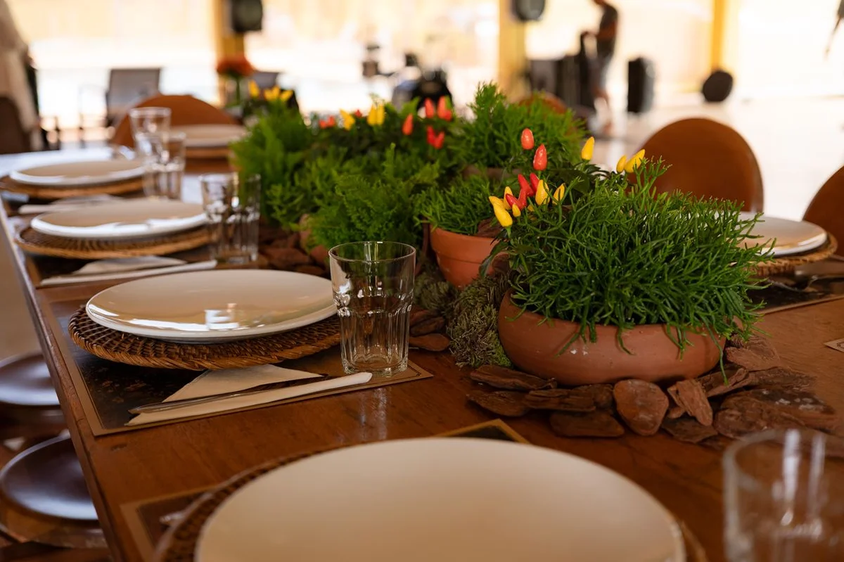 A mesa posta utilizou elementos rústicos e descanso de mesa em madeira A mesa posta utilizou elementos rústicos e descanso de mesa em madeira