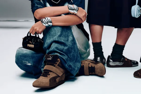 foto com cor. wedge sneakers - metrópoles