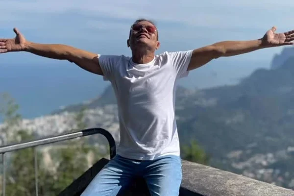 Ex-BBB Daniel Rolim recomeça a vida com seus pets em Copacabana - Metrópoles