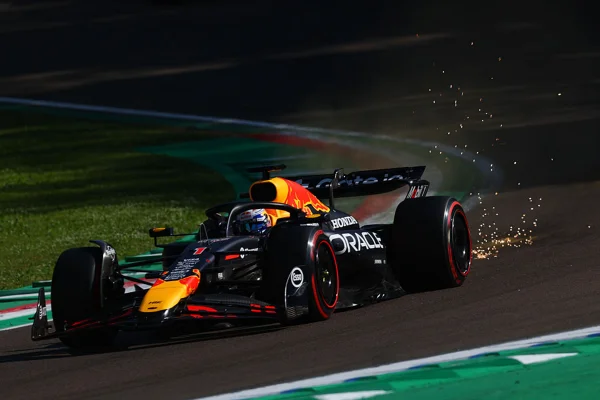 Imagem colorida do carro de Max Verstappen - Metrópoles