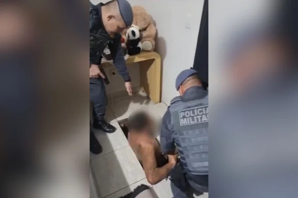 Imagem colorida mostra PMs encontrando foragido da Justiça dentro de "bunker" no interior de São Paulo - Metrópoles