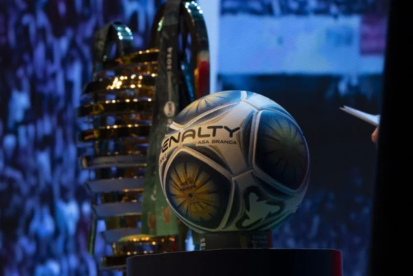 Imagem colorida da bola e do troféu da Copa do Nordeste - Metrópoles
