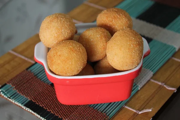 Fácil e gostoso: aprenda a preparar bolinhas de queijo assadas