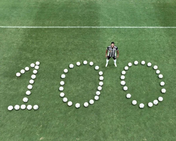 Hulk comemora 100º gol pelo Atlético-MG