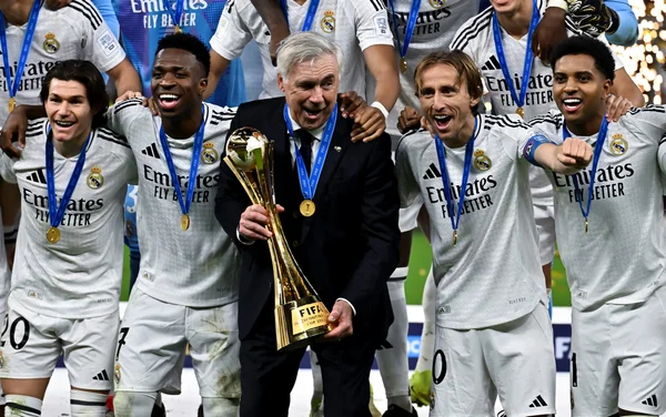 Foto colorida de Ancelotti e jogadores do Real Madrid - Metrópoles