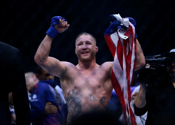 UFC Freedom 250: Topuria pede para encerrar luta e Gaethje é campeão