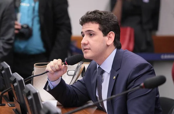 Deputado ajuíza denúncia contra donos da JBS por compra de dólares