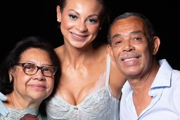 Walewska e seus pais posam juntos e sorridentes - Metrópoles
