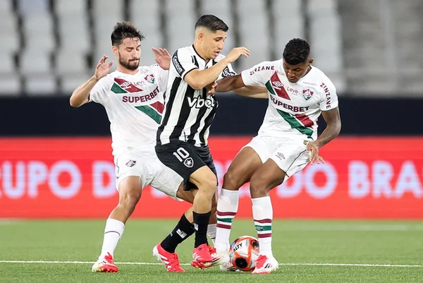 Imagem colorida do jogo entre Botafogo e Fluminense - Metrópoles