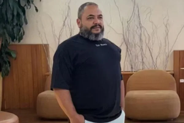 Imagem colorida de homem usando blusa escura