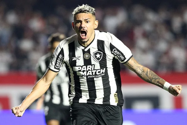 Imagem colorida de Tiquinho Soares em gol do Botafogo- Metrópoles