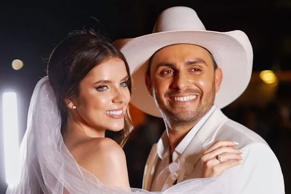 Mano Walter se casa com ex-Miss Débora Silva: “Viva o nosso amor”