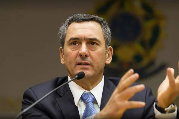 O ex-ministro da Fazenda de Michel Temer, Eduardo Guardia, morreu aos 56 anos. Na foto, ele fala ao microfone em evento - Metrópoles