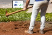 Preparação do solo para o cultivo de plantas em área experimental do SESI Lab Preparação do solo para o cultivo de plantas em área experimental do SESI Lab