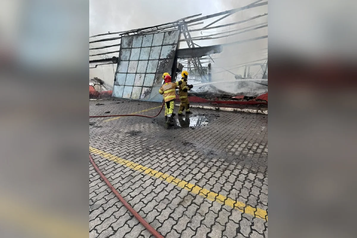 A Companhia de Saneamento Municipal (Cesama) e a Mercedes-Benz disponibilizaram um caminhão cada para o transporte e fornecimento de água A Companhia de Saneamento Municipal (Cesama) e a Mercedes-Benz disponibilizaram um caminhão cada para o transporte e fornecimento de água