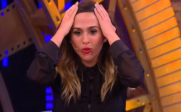 Lady Night: Juliana Paes surpreende Tatá Werneck com beijão de língua