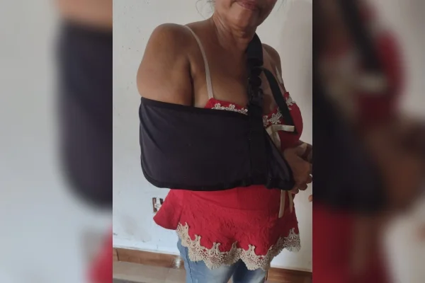 Mulher espera por cirurgia na rede pública há quase 1 ano: “Muita dor”