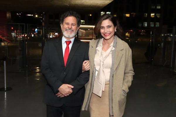 foto colorida de homem e mulher de meia idade - metrópoles