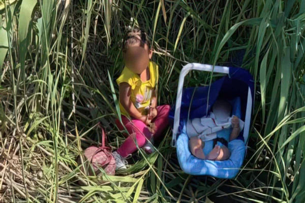 Duas crianças abandonadas são achadas na fronteira entre EUA e México