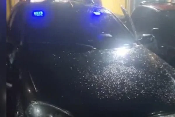 Imagem mostra falsa viatura - Metrópoles