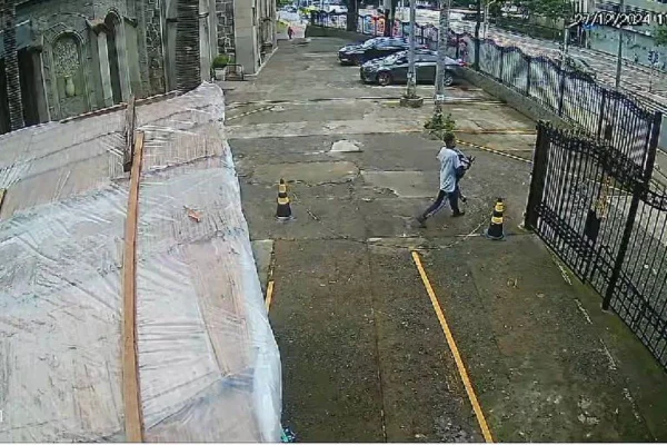 Imagem colorida mostra homem carregando imagem do menino Jesus que furtou da igreja da Consolação - Metrópoles
