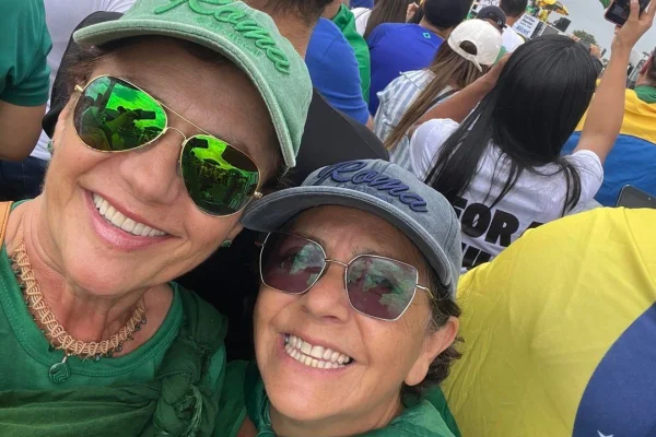 Imagem colorida mostra amigas atingidas por raio em manifestação de Nikolas Ferreira. Metrópoles