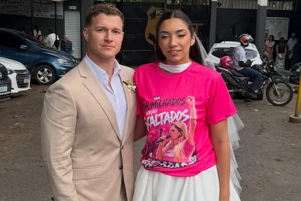 Após se casar, filha de Verônica Costa posa em frente ao presídio: "Nunca" - Metrópoles