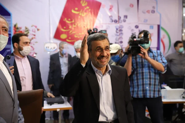Imagem colorida mostra o ex-presidente do Irã Mahmoud Ahmadinejad - Metrópoles