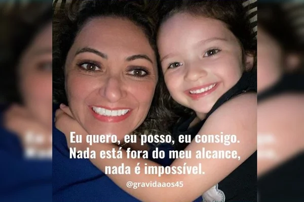 Mãe e filha abraçadas