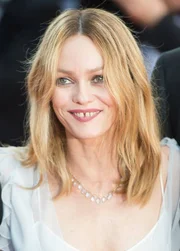 <b>Vanessa Paradis:</b>: A artista francesa, ex-mulher de Johnny Depp, já afirmou em entrevistas que não faz questão de arrumar o diastema. "Quando as pessoas olham uma foto minha, já sabem que faz parte da minha beleza", diz <b>Vanessa Paradis:</b>: A artista francesa, ex-mulher de Johnny Depp, já afirmou em entrevistas que não faz questão de arrumar o diastema. "Quando as pessoas olham uma foto minha, já sabem que faz parte da minha beleza", diz