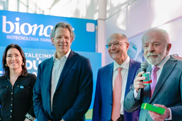 A rádio estatal, Haddad fala como candidato a governador de SP